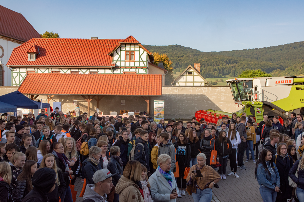Schülergruppe vor der Schlosshalle