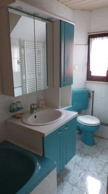 Bad mit Waschtisch, Badewanne und Toilette