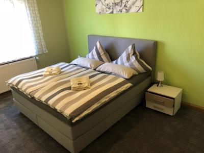 hergerichtes Bett in der Ferienwohnung
