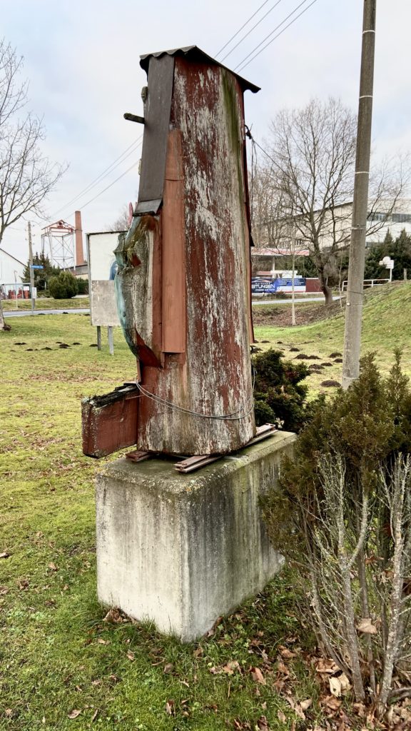 Wappen von Stadtlengsfeld aus Holz am Ortseingang zur Begrüßung der Besucher ist in die Jahre gekommen