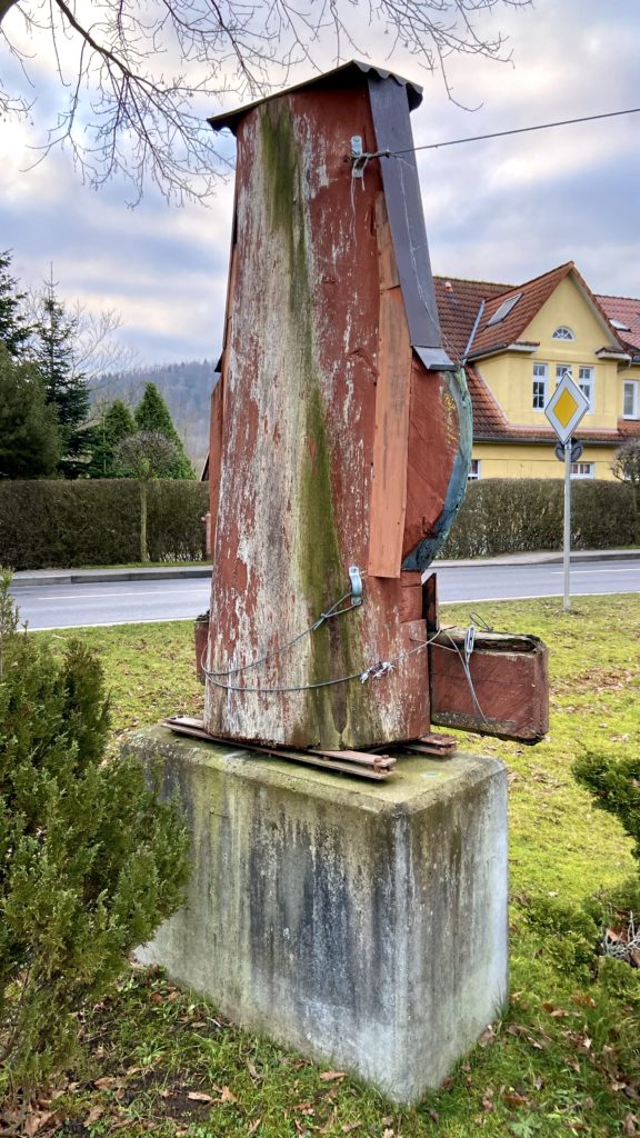 Wappen von Stadtlengsfeld aus Holz am Ortseingang zur Begrüßung der Besucher ist in die Jahre gekommen