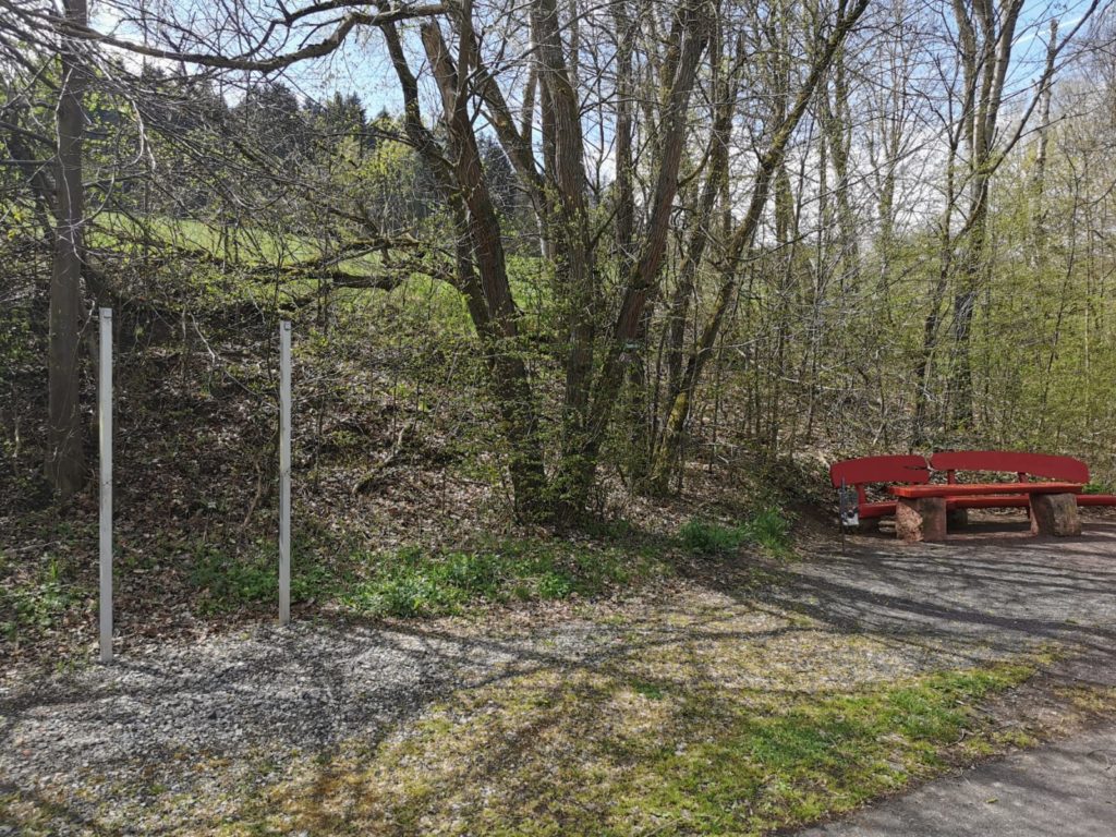 Fehlender Schaukasten an Halterung in Menzengraben